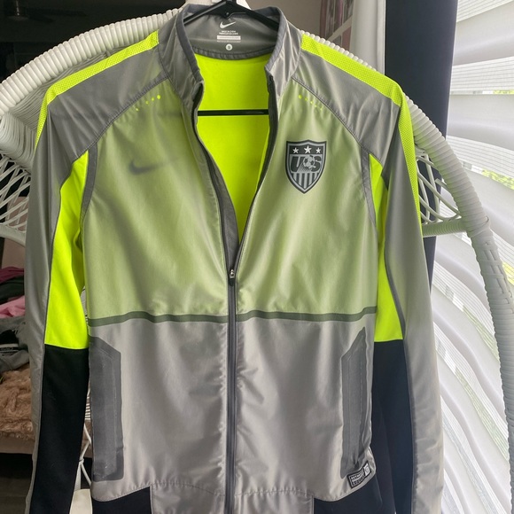 Nike USA Soccer Women’s Windbreaker Jacket NEON YELLOW SIZE S